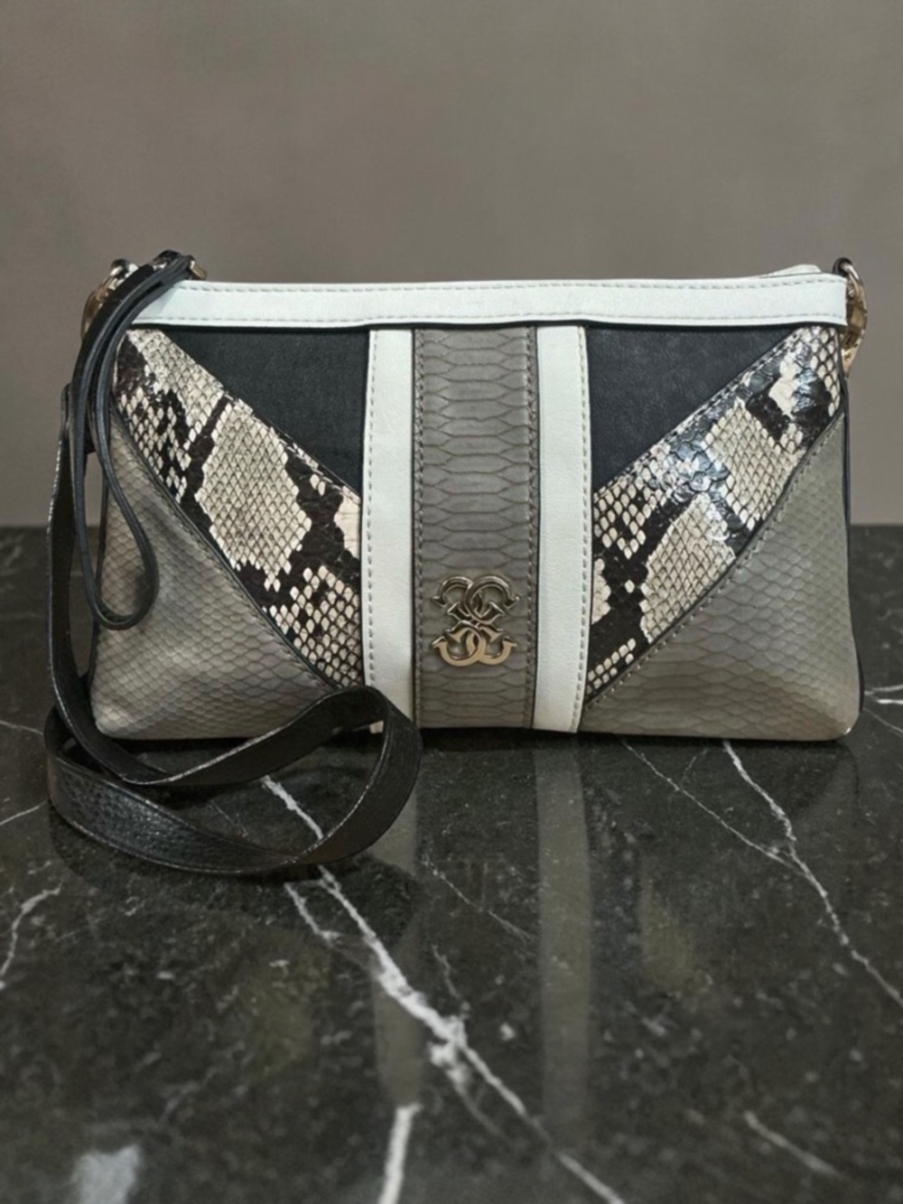 Y2K Vintage Guess Black Gray Silver Faux Snakeskin Embossed Crossbody Clutch Han